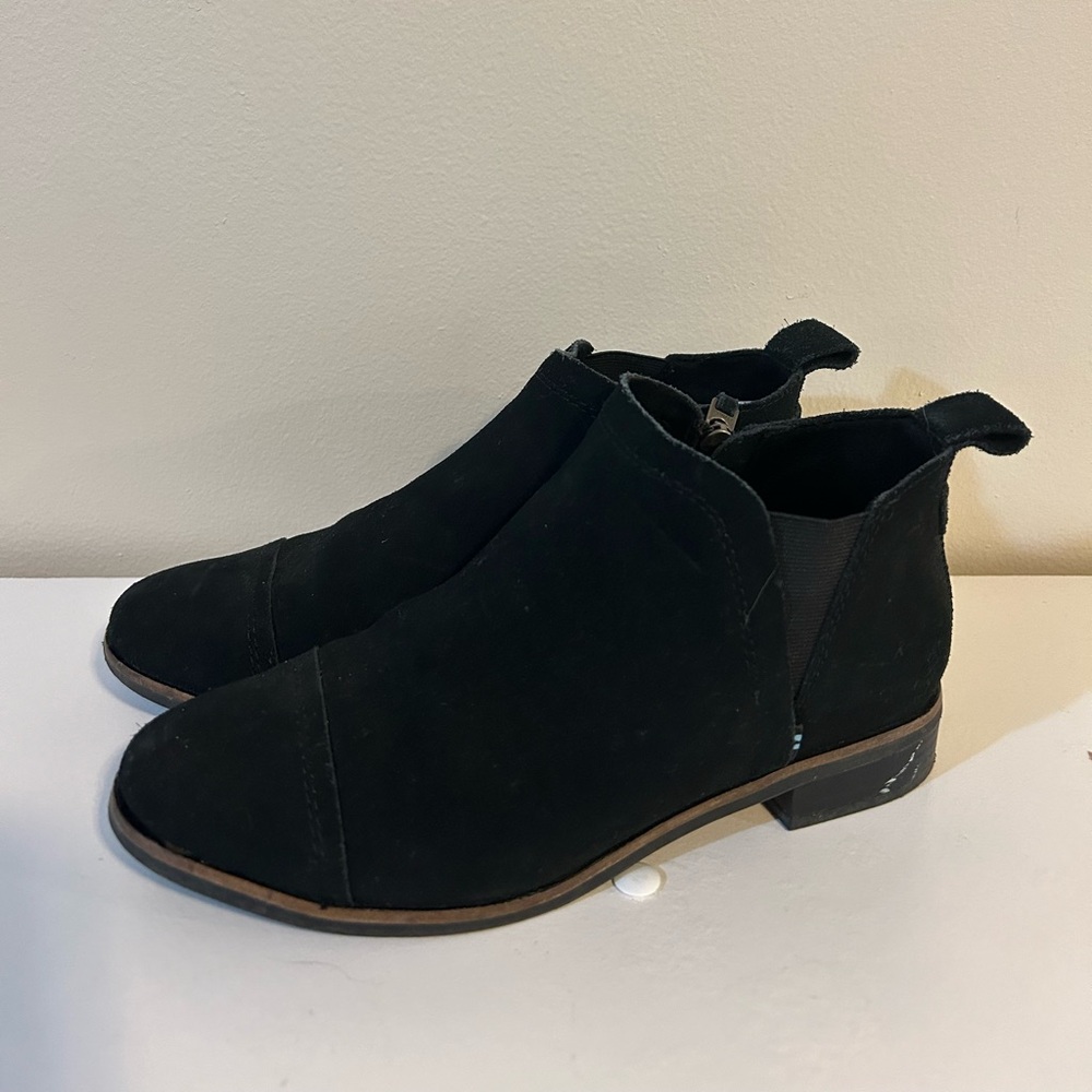 Toms women’s black suede booties short boots size 5